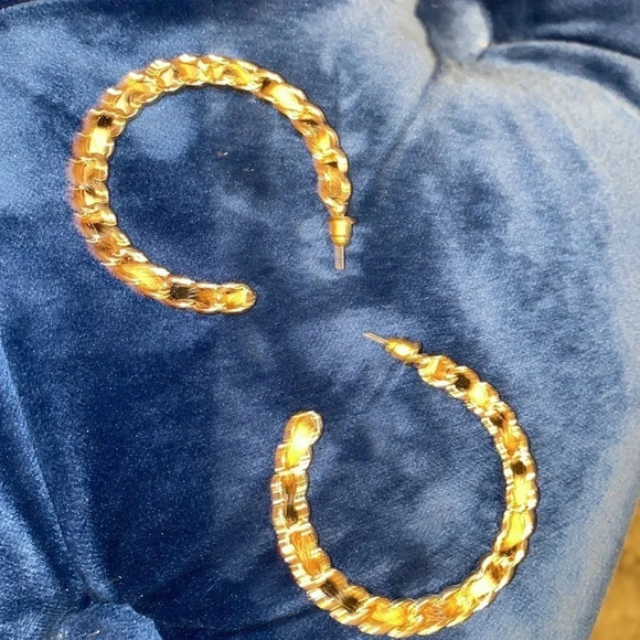 Stunning gold tone twisted  chic fashion hoop earrings - Picture 5 of 9